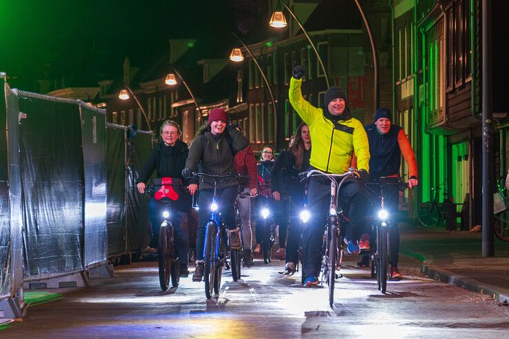 In beeld: Groningers trappen met tegenwind naar Zwolle en fietsen 9000 euro bij elkaar voor Serious Request - Foto: Peter Denekamp