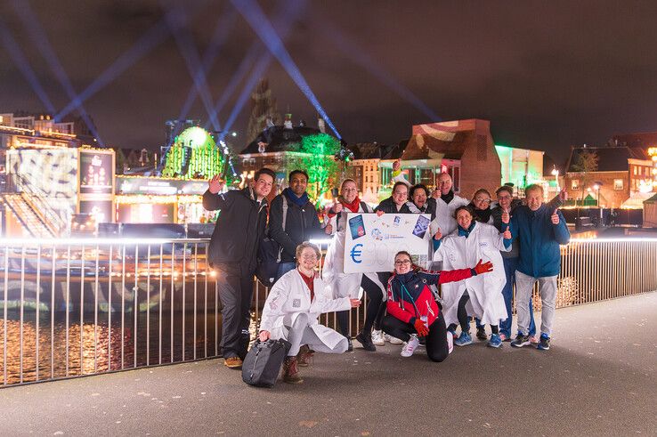 In beeld: Groningers trappen met tegenwind naar Zwolle en fietsen 9000 euro bij elkaar voor Serious Request - Foto: Peter Denekamp