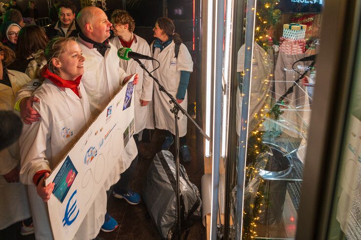 In beeld: Groningers trappen met tegenwind naar Zwolle en fietsen 9000 euro bij elkaar voor Serious Request - Foto: Peter Denekamp