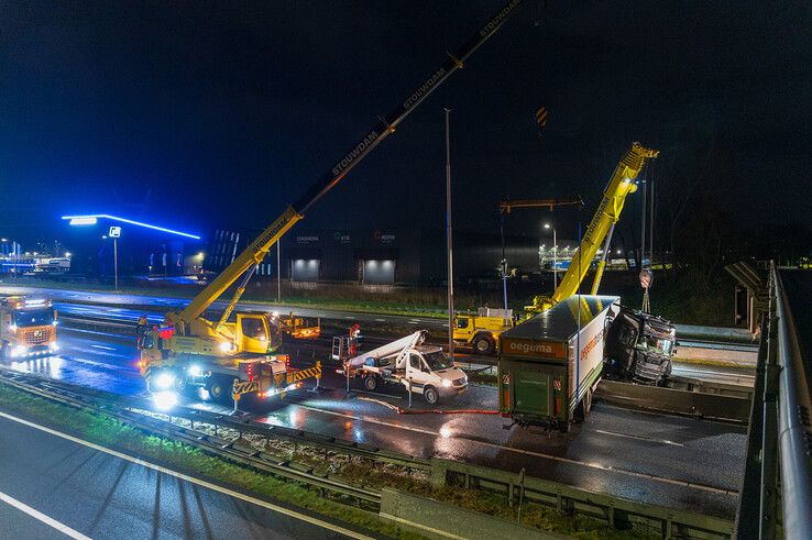 In beeld: Vrachtwagen schaart op A28 en knalt door vangrail, chauffeur gewond - Foto: Peter Denekamp