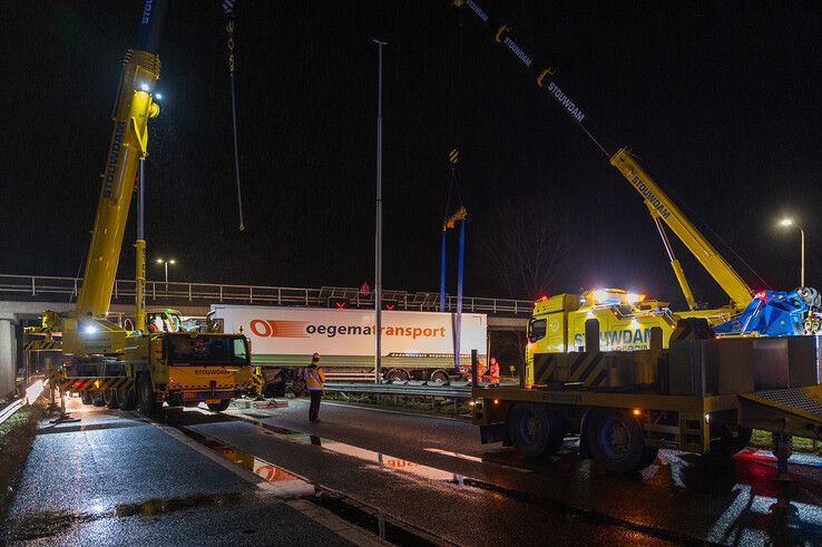 In beeld: Vrachtwagen schaart op A28 en knalt door vangrail, chauffeur gewond - Foto: Peter Denekamp