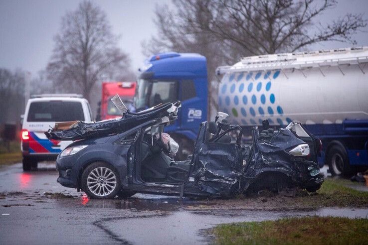 De geschaarde vrachtwagen en het wrak van de auto van het slachtoffer. - Foto: Hugo Janssen