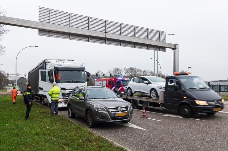 De vrachtwagencombinatie botste achterop de personenauto. - Foto: Peter Denekamp