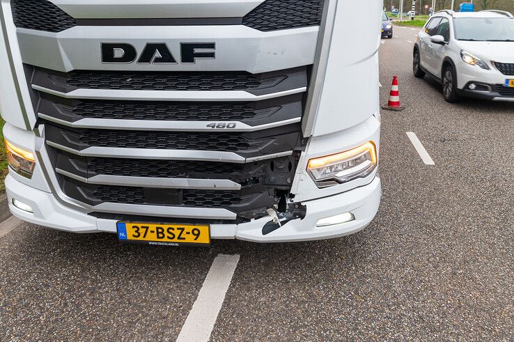 Vrachtwagen knalt achterop personenauto op IJsselallee - Foto: Peter Denekamp