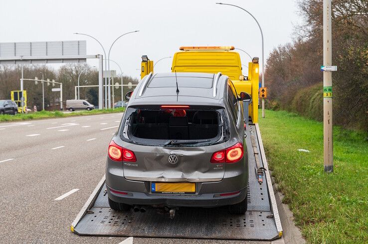 Vrachtwagen knalt achterop personenauto op IJsselallee - Foto: Peter Denekamp