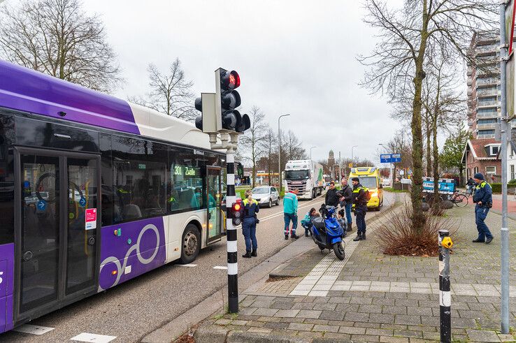 Het ongeluk gebeurde bij de oversteekplaats. - Foto: Peter Denekamp