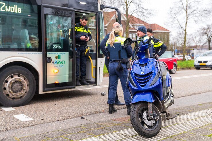 Scooterrijder aangereden door streekbus op Nieuwe Veerallee - Foto: Peter Denekamp