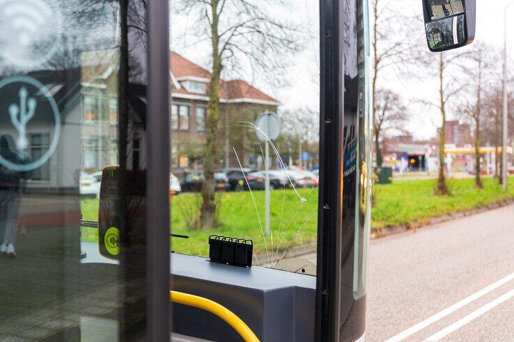 Scooterrijder aangereden door streekbus op Nieuwe Veerallee - Foto: Peter Denekamp