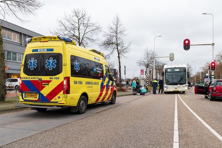 Scooterrijder aangereden door streekbus op Nieuwe Veerallee - Foto: Peter Denekamp