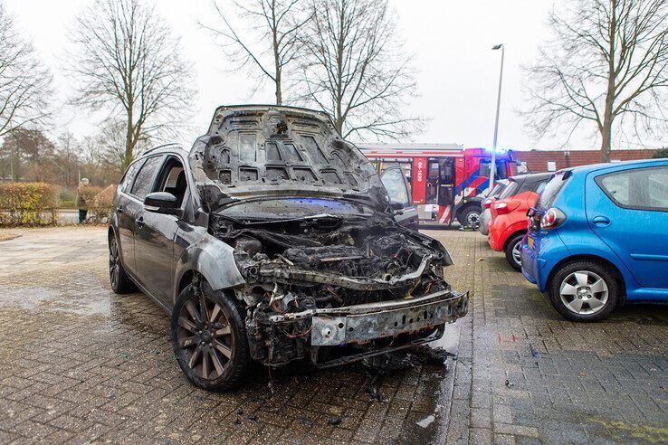 Auto door brand verwoest in Zwolle-Zuid - Foto: Ruben Meinten