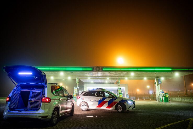 Politiewagens bij het tankstation kort na de overval. - Foto: Hugo Janssen