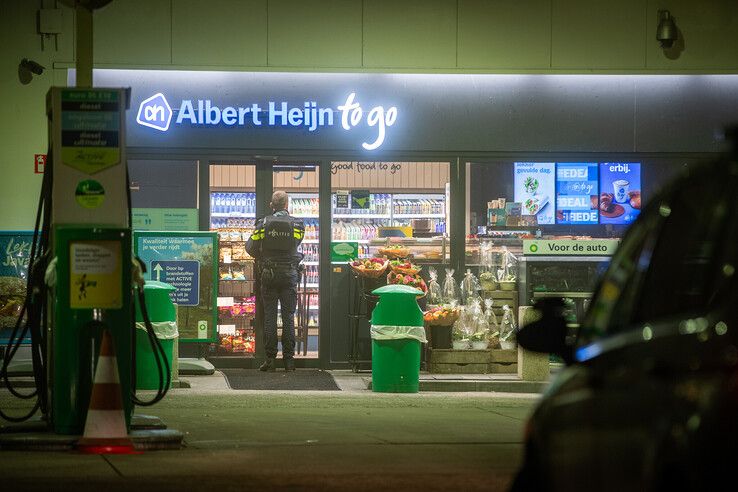 In beeld: Gewapende overval op tankstation in Zwolle, politie zoekt meerdere mannen - Foto: Hugo Janssen