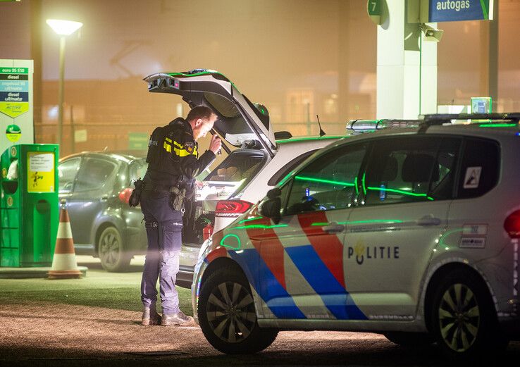 In beeld: Gewapende overval op tankstation in Zwolle, politie zoekt meerdere mannen - Foto: Hugo Janssen