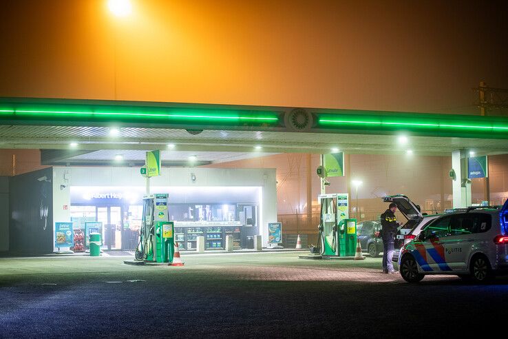 In beeld: Gewapende overval op tankstation in Zwolle, politie zoekt meerdere mannen - Foto: Hugo Janssen