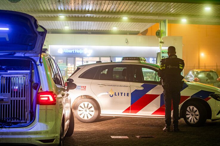 In beeld: Gewapende overval op tankstation in Zwolle, politie zoekt meerdere mannen - Foto: Hugo Janssen