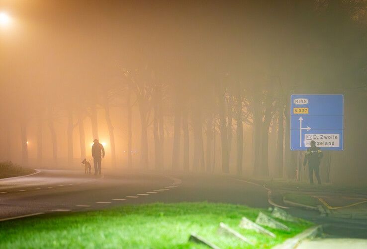 In beeld: Gewapende overval op tankstation in Zwolle, politie zoekt meerdere mannen - Foto: Hugo Janssen