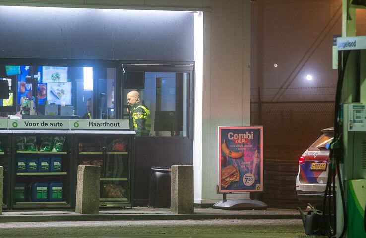 In beeld: Gewapende overval op tankstation in Zwolle, politie zoekt meerdere mannen - Foto: Hugo Janssen