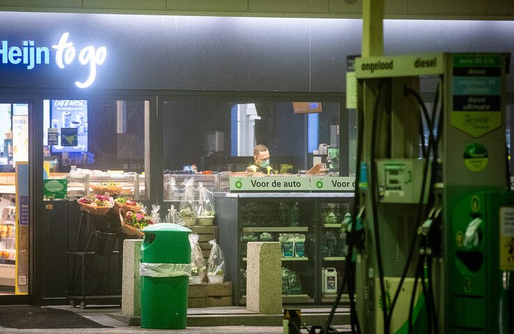 In beeld: Gewapende overval op tankstation in Zwolle, politie zoekt meerdere mannen - Foto: Hugo Janssen