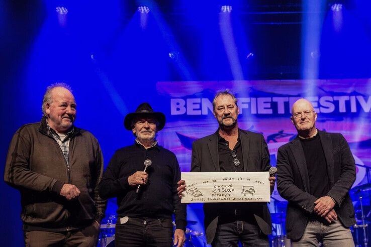 In het midden Rudy Spanhak en Ivan Snijder van RMRH. - Foto: Geertjan Kuper