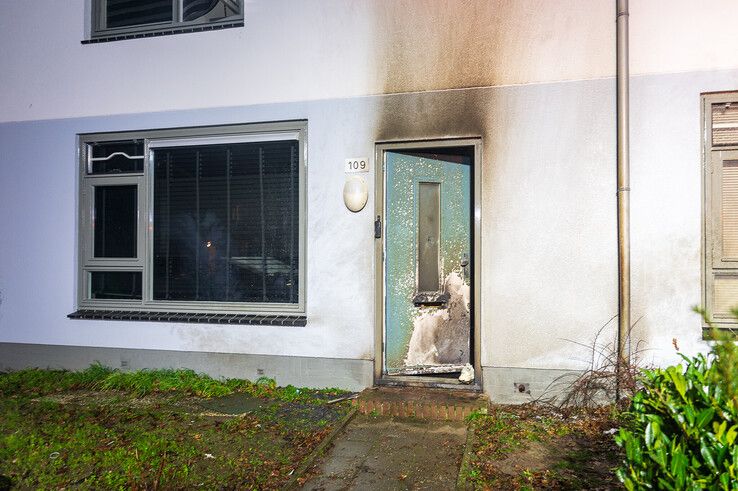 De schade aan de woning door de vuurwerkbom. - Foto: Peter Denekamp