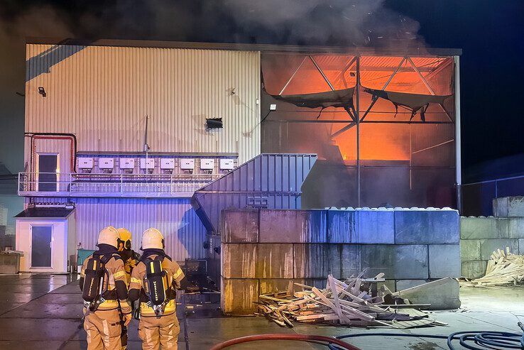 In beeld: Zeer grote brand bij palletbedrijf in Hasselt, vlammen in wijde omtrek te zien - Foto: Veiligheidsregio IJsselland