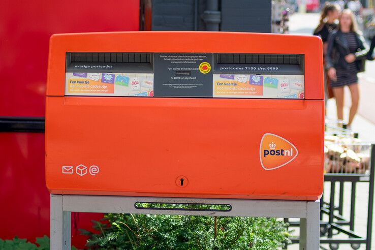 Een brievenbus van PostNL. - Foto: Peter Denekamp