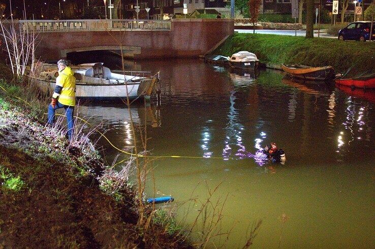 In beeld: Auto rijdt Nieuwe Vecht in, drie inzittenden op tijd eruit - Foto: Bob Koning