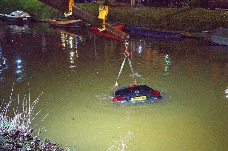 In beeld: Auto rijdt Nieuwe Vecht in, drie inzittenden op tijd eruit - Foto: Bob Koning