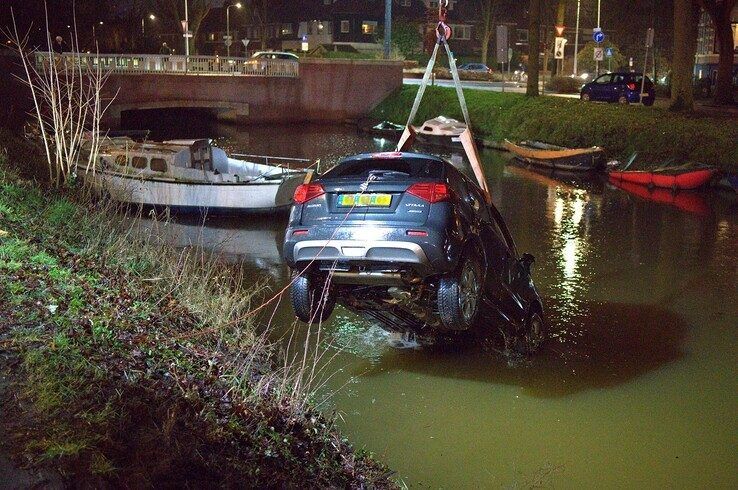 In beeld: Auto rijdt Nieuwe Vecht in, drie inzittenden op tijd eruit - Foto: Bob Koning