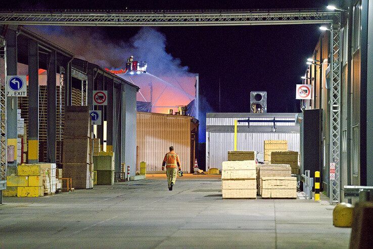 Bij het palletbedrijf in Hasselt woedde een zeer grote brand in een berg houtsnippers. - Foto: Bob Koning