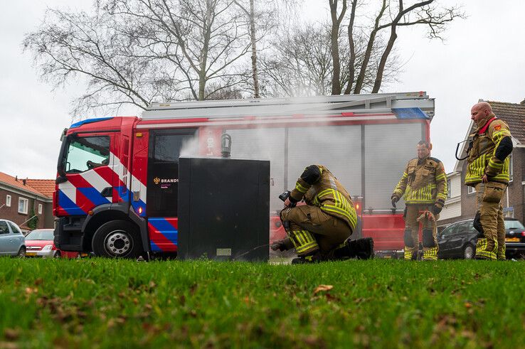 Brandweer blust brand in ondergrondse container in Pierik - Foto: Peter Denekamp