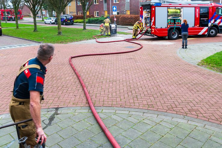 Brandweer blust brand in ondergrondse container in Pierik - Foto: Peter Denekamp