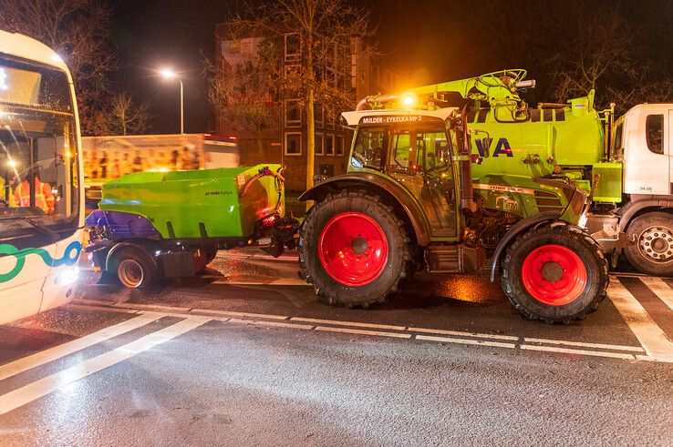 De zoutstrooier vloog in brand op de Meppelerstraatweg. - Foto: Peter Denekamp