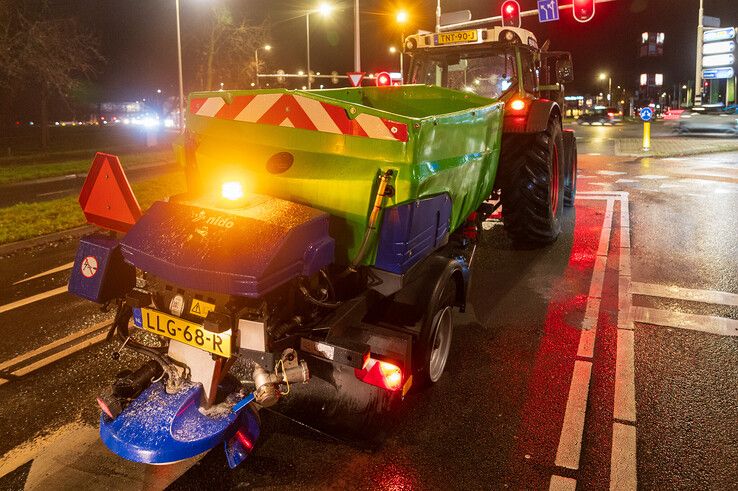 Zoutstrooier vliegt in brand op Meppelerstraatweg - Foto: Peter Denekamp