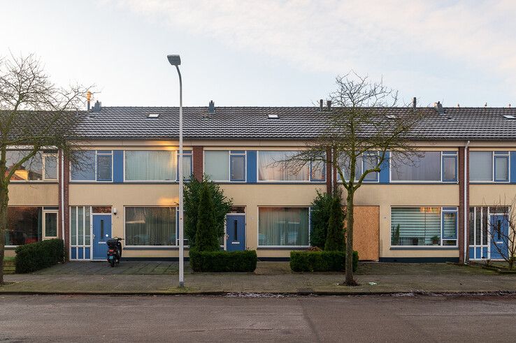 Rijtje woningen aan de Chopinstraat, rechts het doelwit op nieuwjaarsochtend. - Foto: Peter Denekamp