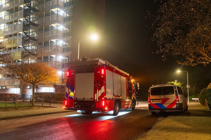 Brandweer en politie bij het flatgebouw op het Haringvliet.