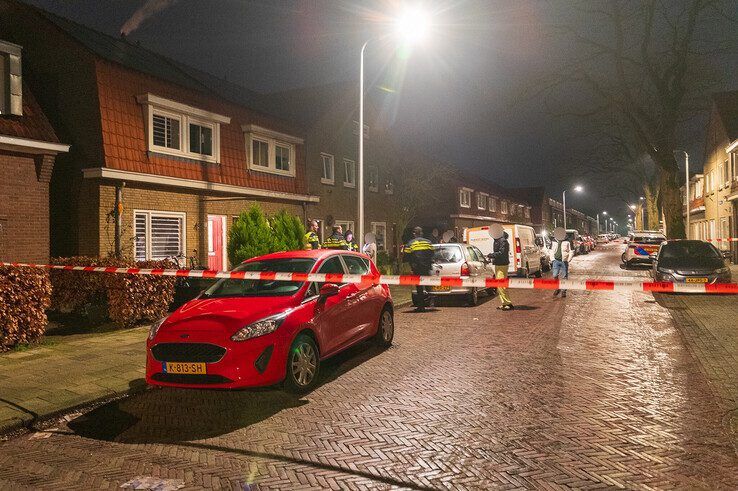 Flinke schade na explosie bij woning in Zeeheldenbuurt - Foto: Peter Denekamp