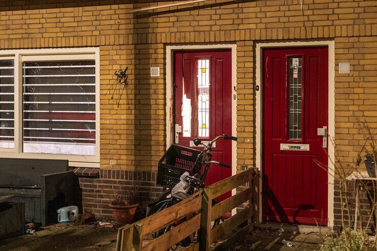 Door de explosie werd een gat in de voordeur geslagen. - Foto: Peter Denekamp