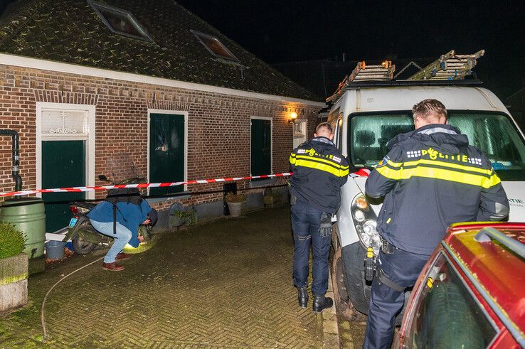 De politie doet onderzoek bij de woning in Windesheim. - Foto: Peter Denekamp