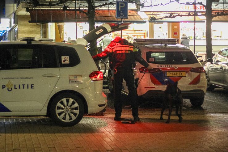 Politie bij de snackbar aan de Lelystraat in Kampen. - Foto: Pascal Winter