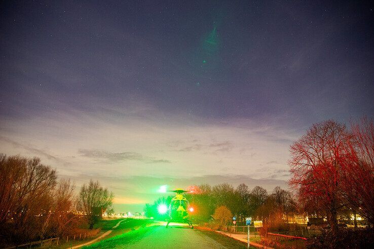 In beeld: Nachtelijke landing traumaheli in Holtenbroek - Foto: Hugo Janssen