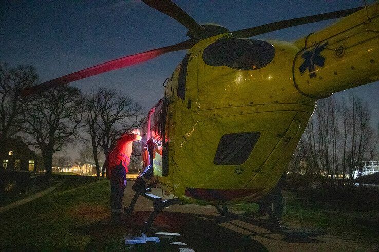 De traumahelikopter op de dijk bij de Klooienberglaan. - Foto: Hugo Janssen