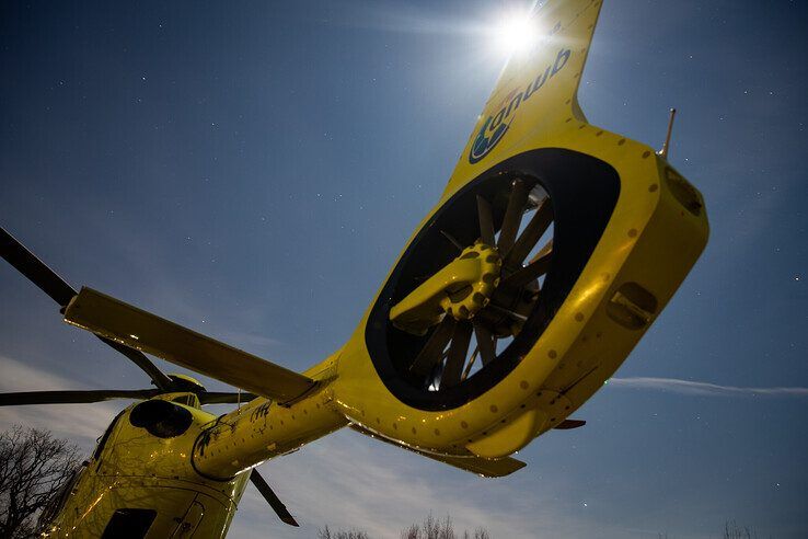 In beeld: Nachtelijke landing traumaheli in Holtenbroek - Foto: Hugo Janssen