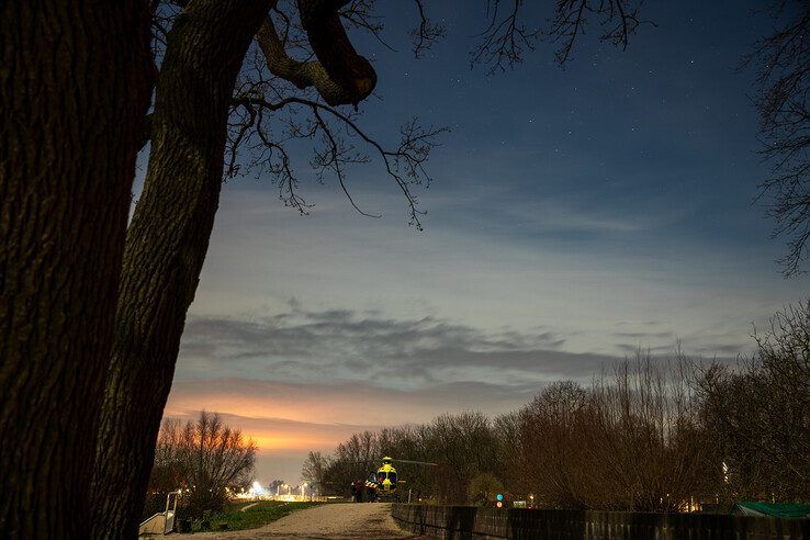 In beeld: Nachtelijke landing traumaheli in Holtenbroek - Foto: Hugo Janssen