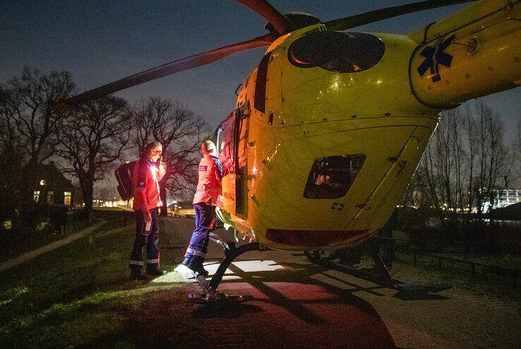 In beeld: Nachtelijke landing traumaheli in Holtenbroek - Foto: Hugo Janssen