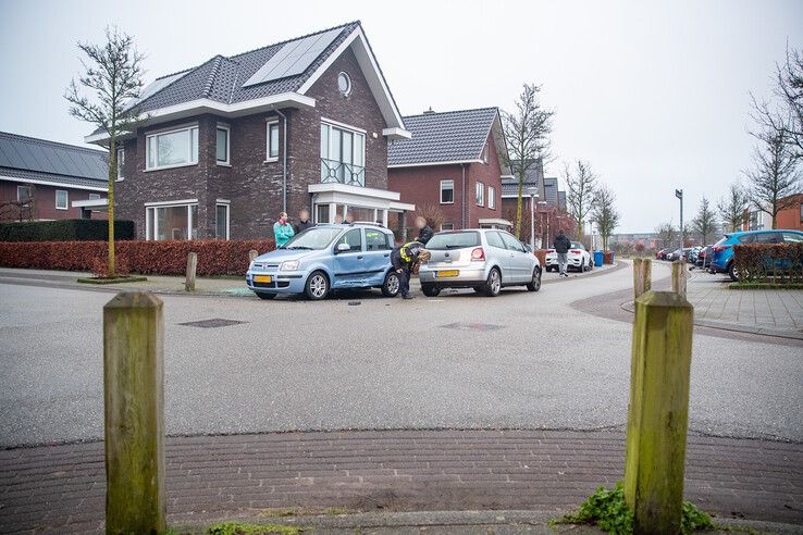 Automobilisten komen met schrik vrij na botsing in Stadshagen - Foto: Hugo Janssen