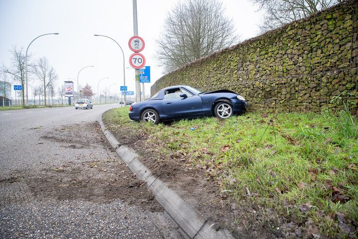 De auto knalde tegen de geluidswal op de Westenholterallee. - Foto: Hugo Janssen