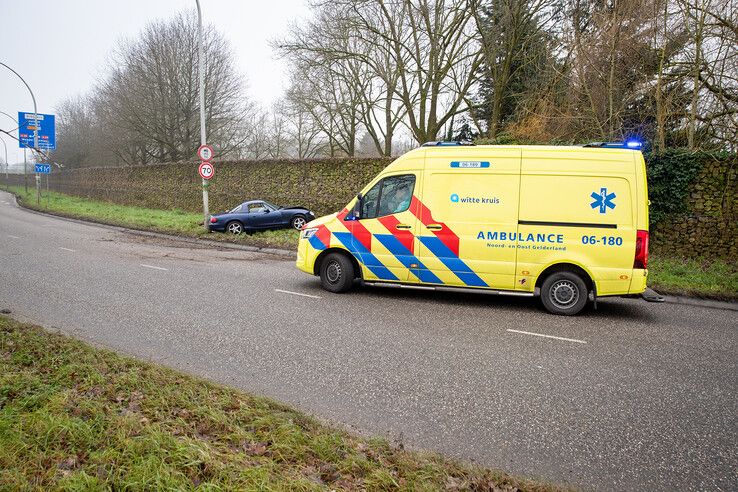 Automobilist vliegt uit de bocht op Westenholterallee - Foto: Hugo Janssen