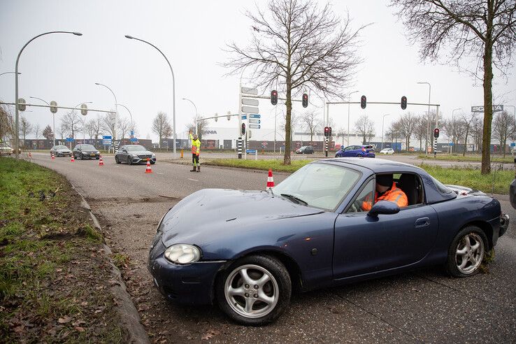 Automobilist vliegt uit de bocht op Westenholterallee - Foto: Hugo Janssen