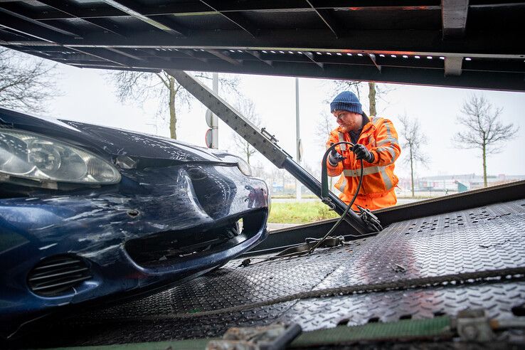 Automobilist vliegt uit de bocht op Westenholterallee - Foto: Hugo Janssen